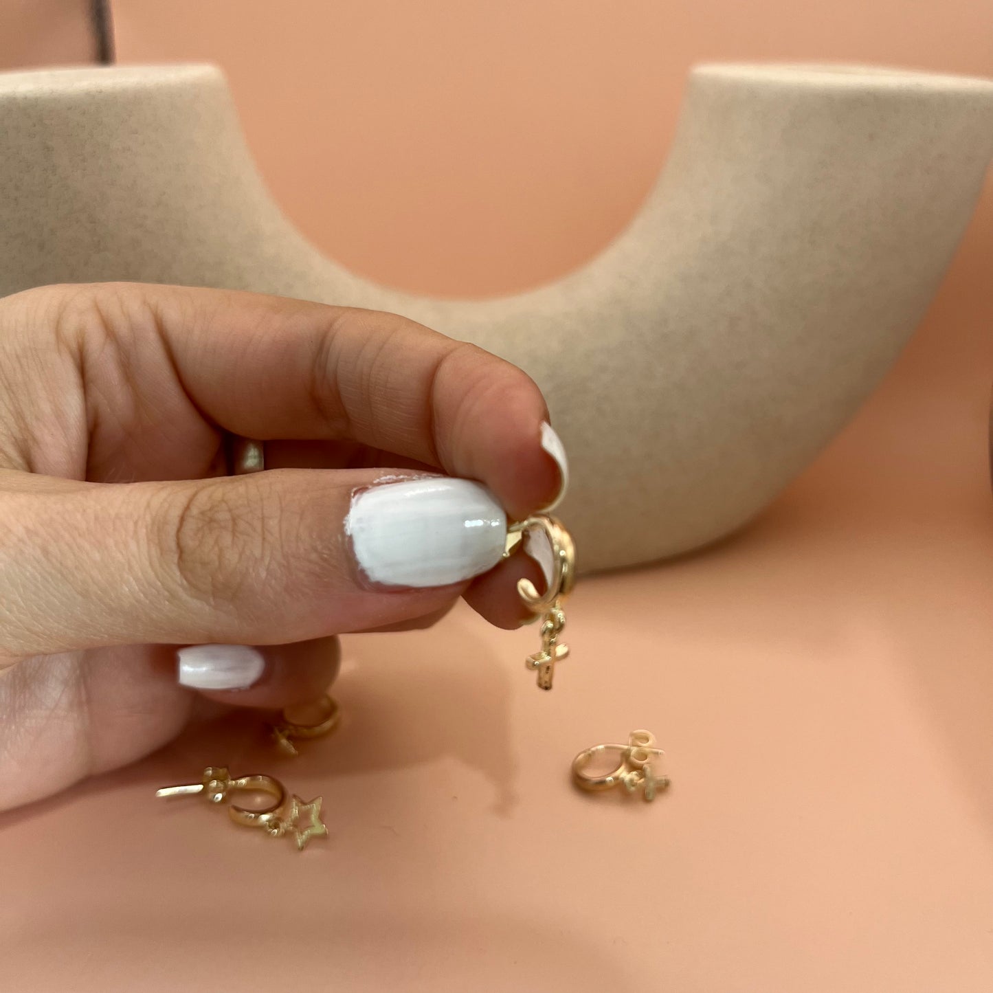 MEDIO ARITO CRUZ DORADO